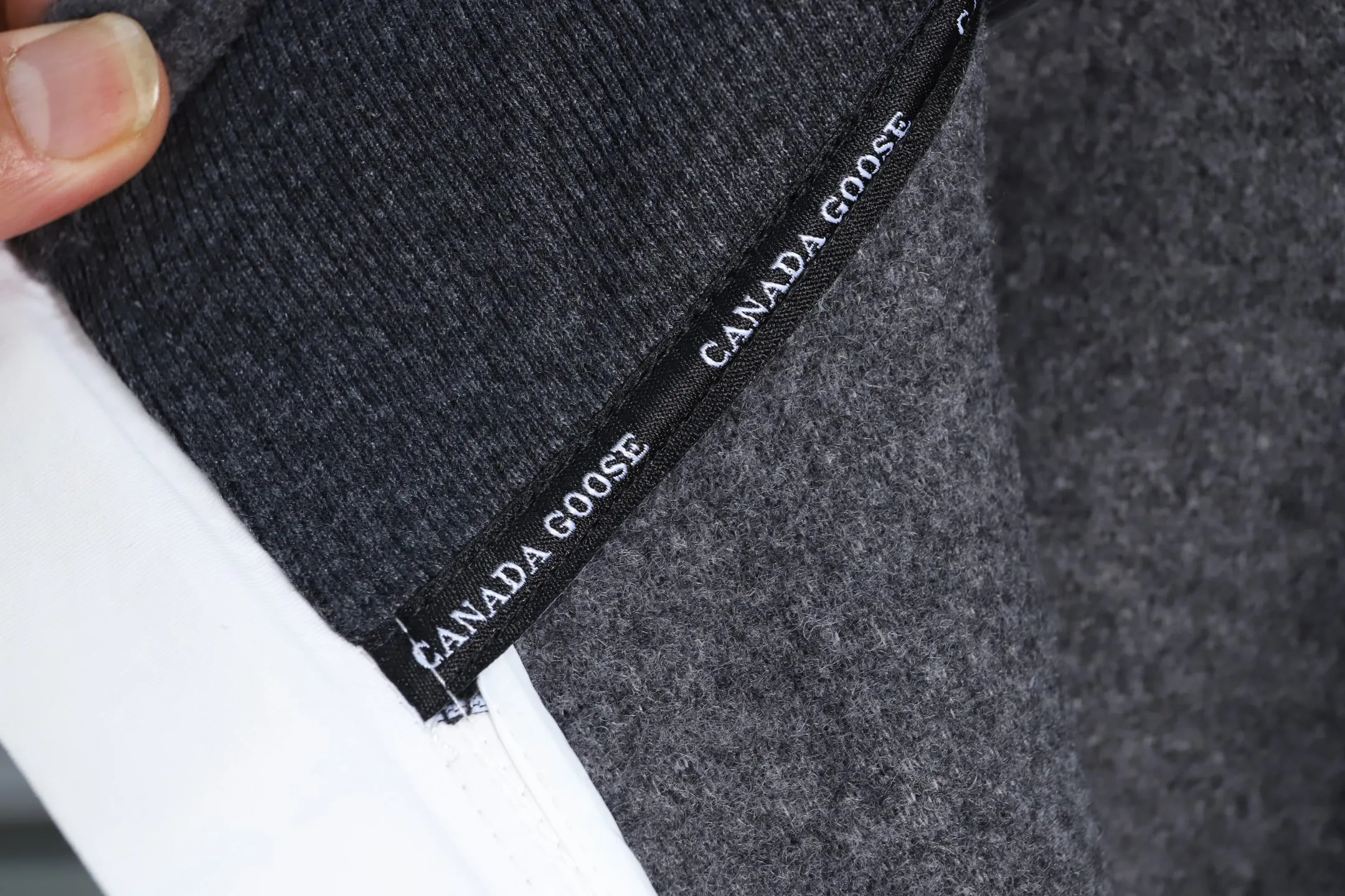 P640 Big Goose White Label Cashmere Vest Canada Goose Canada Goose Humanature Series Ski Season White Label Warm, Windproof, Breathable, Soft Solid Color Stand Collar Logo Label Zipper Casual Sleeveless Vest Mersey Solid Color Stand Collar Fitted Sleeveless Vest Exclusive Customized Wool Fabric Compare only with ZP There is no need to elaborate on the popularity of this season’s new style. The fabric is warm and comfortable long plush and easy to put on and take off. High-tech breathable space cotton liner makes the whole dress very stiff. At the same time, it is soft, comfortable and lightweight. Breathable, soft, not sweaty, lightweight, stylish, and not deformed. The iconic double-striped reflective strips are designed behind the collar and hat. No detail is missed. High-density goose badge. All threaded accessories are customized. Three colors to choose from. Each one is super western. The upper body effect is very high-end. The loose version is not bloated at all. It is quite fashionable. It can be said to be a very unique design. This year's must-have style is the same for men and women🔥 Color: light gray dark gray Khaki